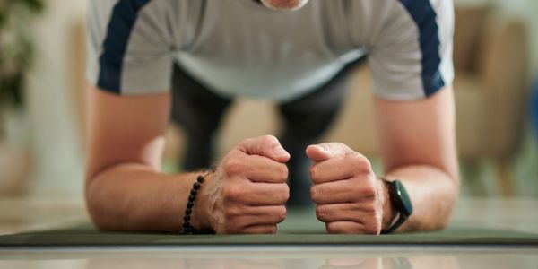Kako kombinirati plank i mini trbušnjake